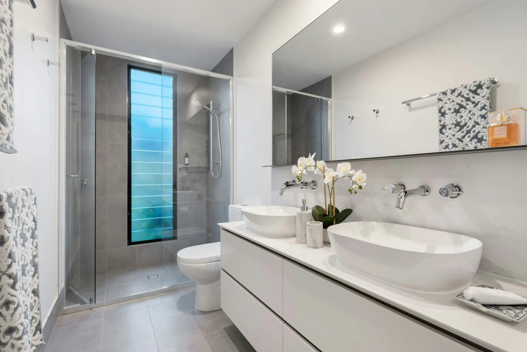 Badkamer renoveren: een lichte badkamer met dubbele lavabo