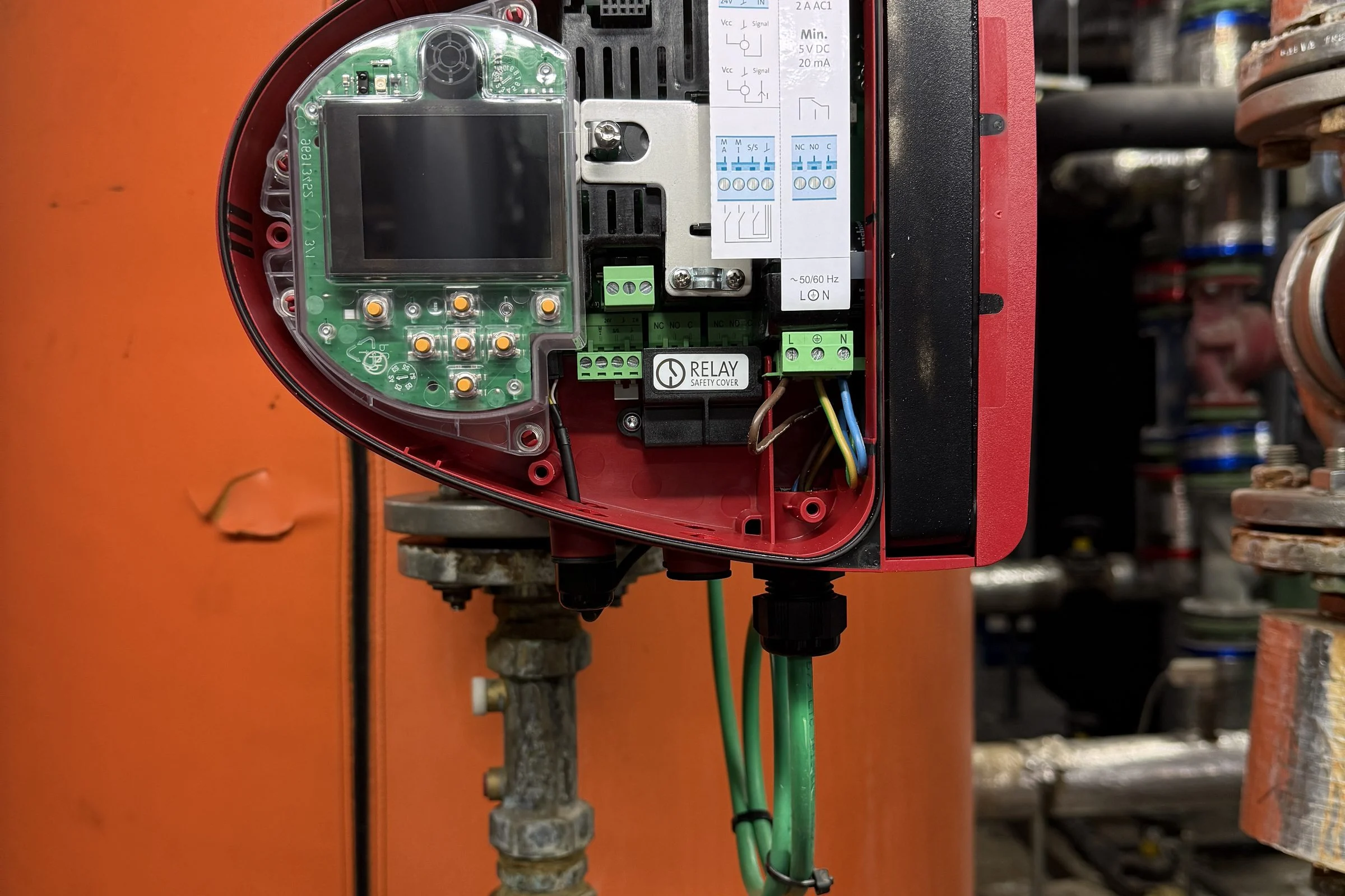 Circulatiepomp met de elektronica open, tijdens het zoeken naar een storing