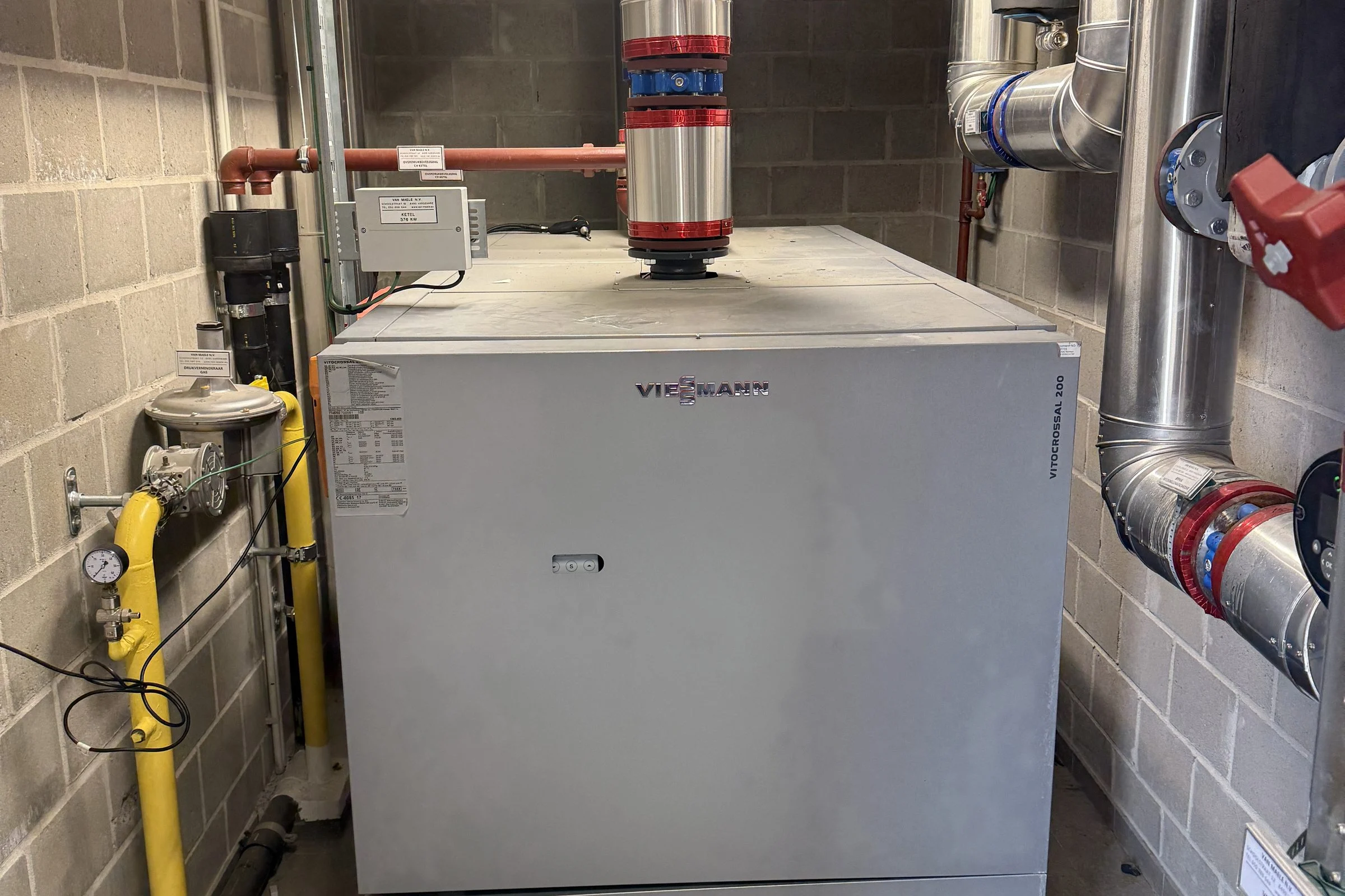 Staande Viessmann-gasketel in een technische ruimte, met een inox rookgasafvoer
