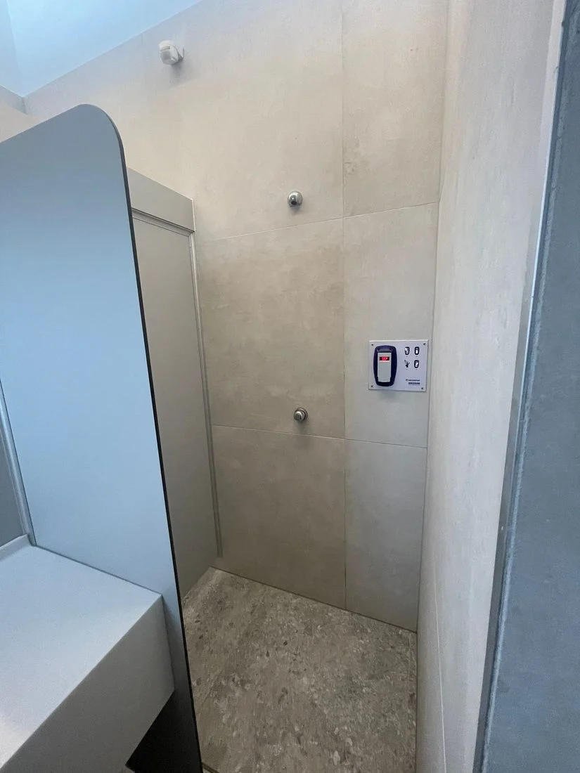 Douche met drukknop van Delabie
