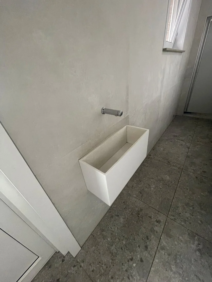 Lavabo op maat met een kraan van Delabie