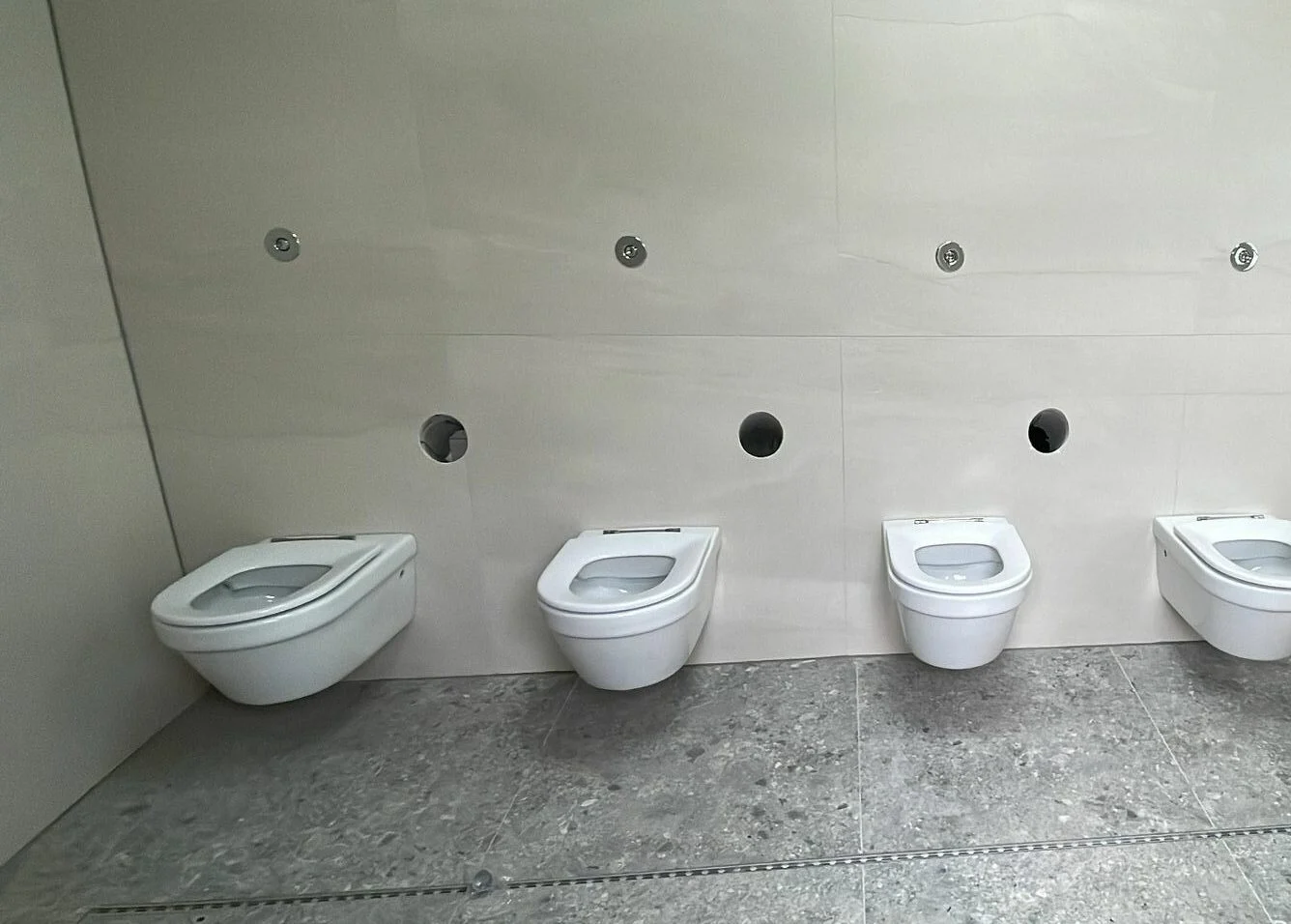 Rij nieuwe hangtoiletten van Duravit in het sanitair blok
