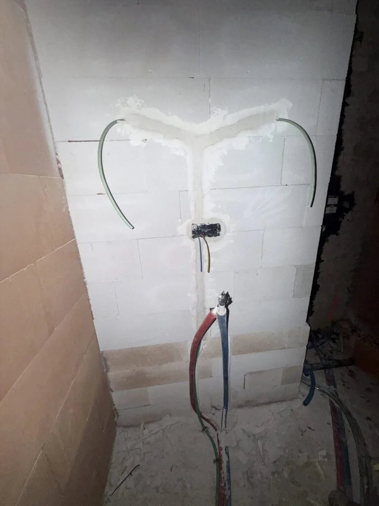 Badkamer in ruwbouw met nieuwe leidingen