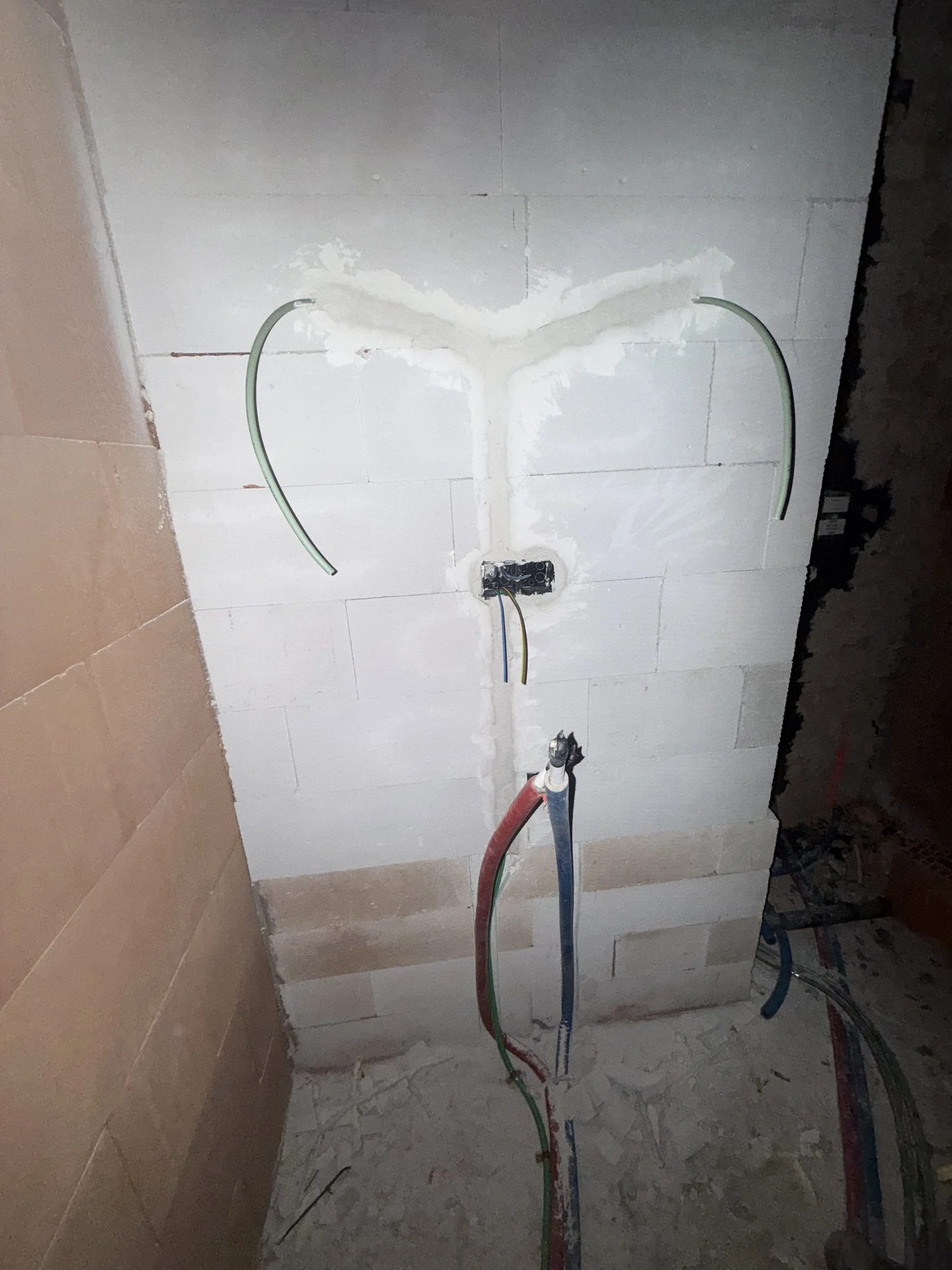 Nieuwe waterleidingen in een muur van cellenbeton, klaar voor de badkamer