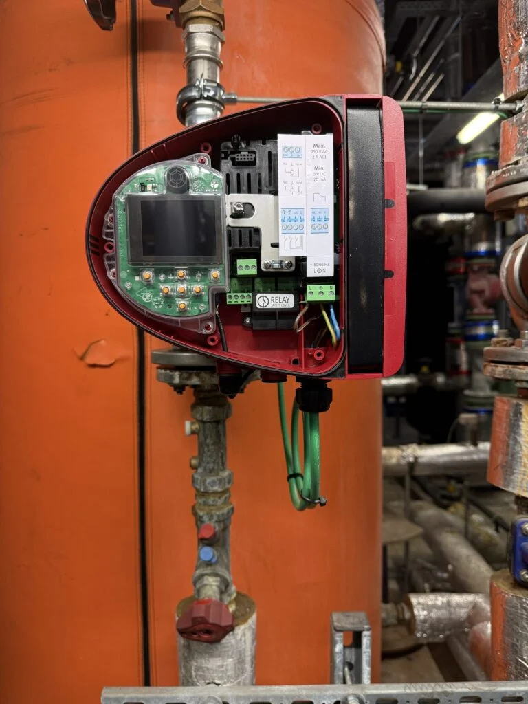 Circulatiepomp met open elektronica bij een storing