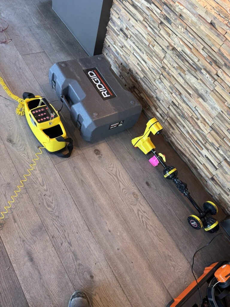 Toestellen voor lekopsporing op een vloer