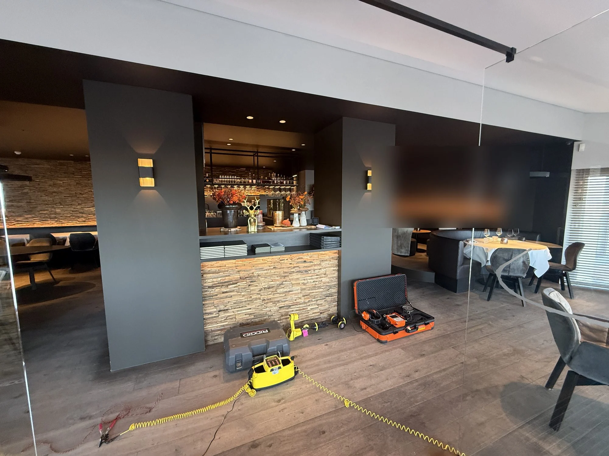 Lekopsporingstoestellen op de vloer van een restaurant