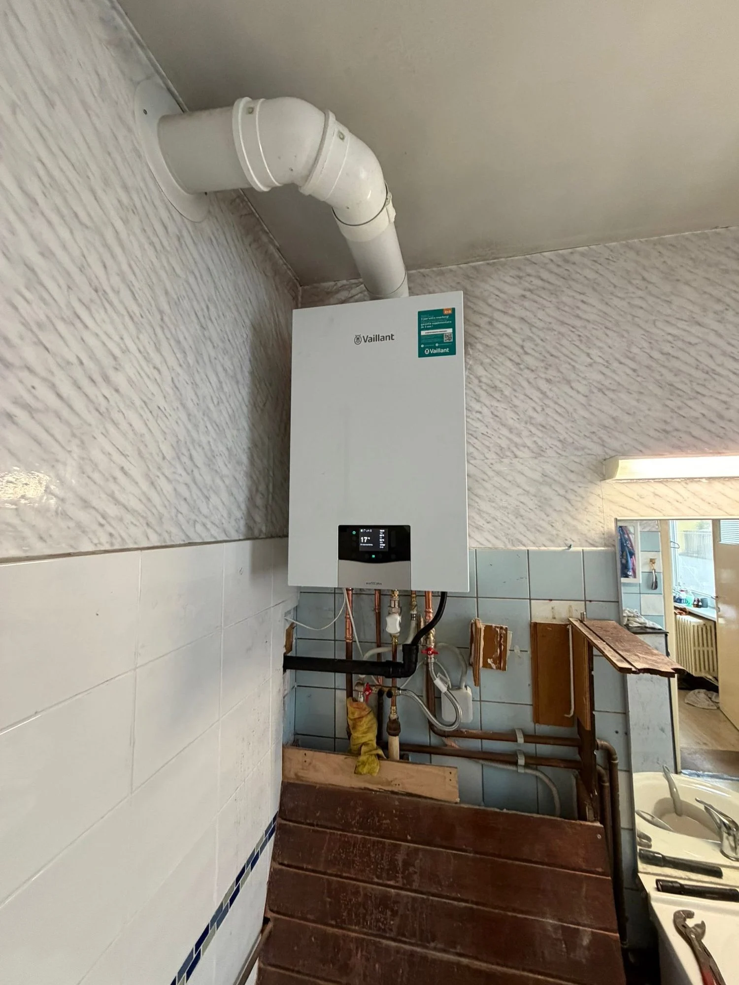 Nieuwe Vaillant-condensatieketel met de witte rookgasbuis naar boven
